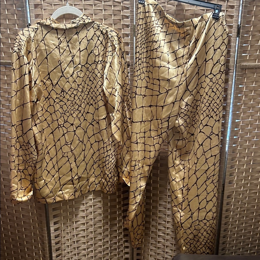 VS Gold and Black Patterned Pajama Set S - Picture 8 of 8